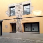 Dúplex de lloguer a Gironella,el Berguedà: 2 habitacions, bany, cuina oberta, parquet-Buscallà Immobiliària: façana-lp149