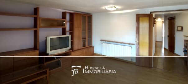 Venda pis amb traster al Berguedà-entrada menjador -Buscallà Immobiliària-153vp