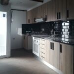 Lloguer pis reformat al centre de Gironella-cuina amb balcó-Buscallà Immobiliària al Berguedà-201lp
