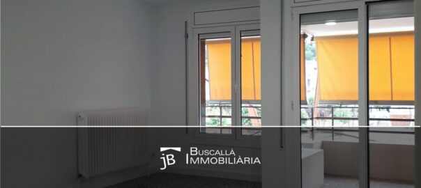Pis amb grans balcons lloguer gironella-menjador balco-Buscallà Immobiliària al Berguedà-210lp