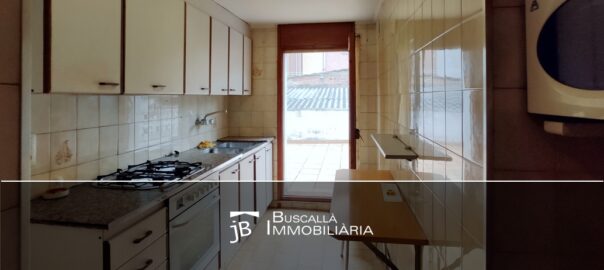 Lloguer pis semi-moblat amb terrat-cuina amb taula-Buscallà Immobiliària al Berguedà-153lp