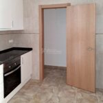 Casa entre mitgeres lloguer al Berguedà-porta cuina-Buscallà immobiliària-213lc