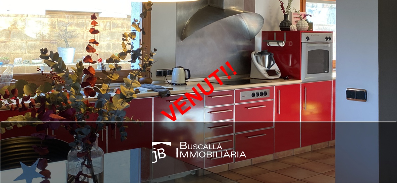 Xalet en venda a Olvan-Berguedà-taula sala cuina finestra-Buscallà Immobiliària-229vc