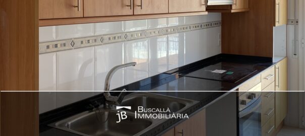 Ampli àtic amb terrassa al Berguedà-cuina marbre-Buscallà Immobiliària-239vp