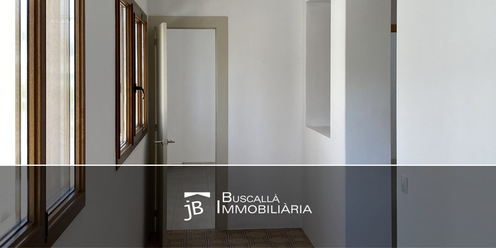 Lloguer de pis gran al Berguedà-galeria passadís finestres-Buscallà Immobiliària-238lp
