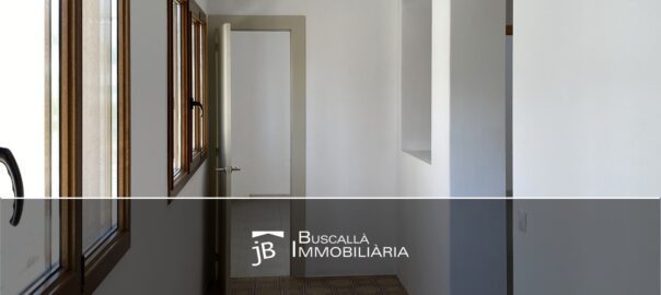Lloguer de pis gran al Berguedà-galeria passadís finestres-Buscallà Immobiliària-238lp
