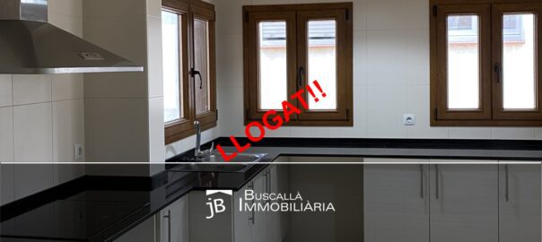 Pis cèntric reformat lloguer a Gironella-cuina sortida finestres-Buscallà Immobiliària al Berguedà-237lp