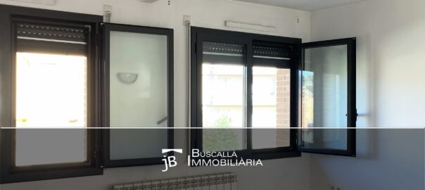 Acollidor pis amb piscina a Gironella-finestres-Buscallà Immobiliària al Berguedà-240vp