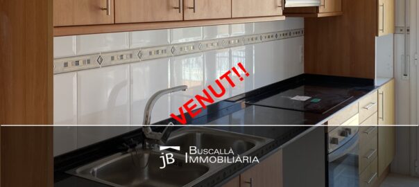 Ampli àtic amb terrassa al Berguedà-cuina marbre mobles-Buscallà Immobiliària-239vp