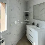 Lloguer pis amb acabats de luxe a Gironella, lavabo triangle finestra -265lp