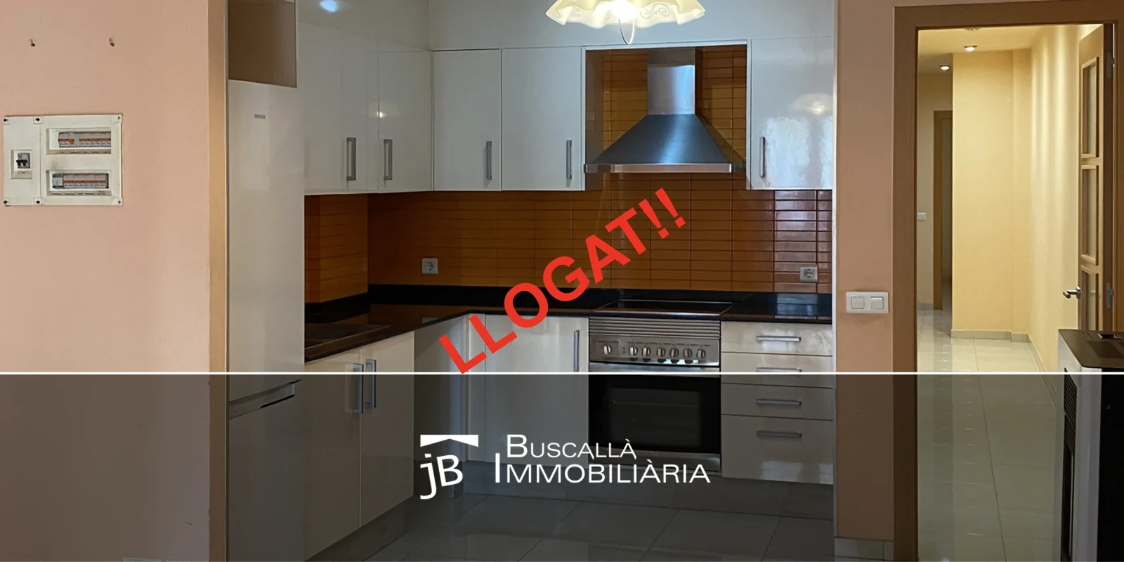 pis cèntric de lloguer a Gironella-cuina campana- Buscallà immobiliària al Berguedà