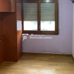 Pis ampli amb terrassa a Gironella, habitació, mirall, finestres, Buscallà, Berguedà