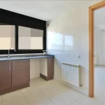 duplex per llogar a Gironella, cuina porta, Berguedà, Buscallà