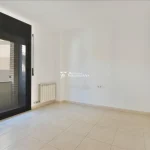 Duplex per llogar a Gironella, habitació porta finestra, Buscallà Berguedà