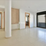 Duplex per llogar a Gironella, menjador columna, Berguedà, Buscallà