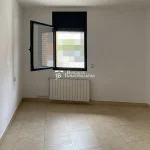 Planta baixa per llogar a Gironella, habitació finestra, Buscallà, Berguedà
